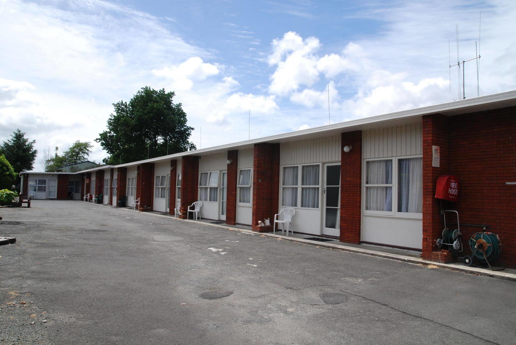 Manhattan Lodge Motel Hamilton Exterior photo