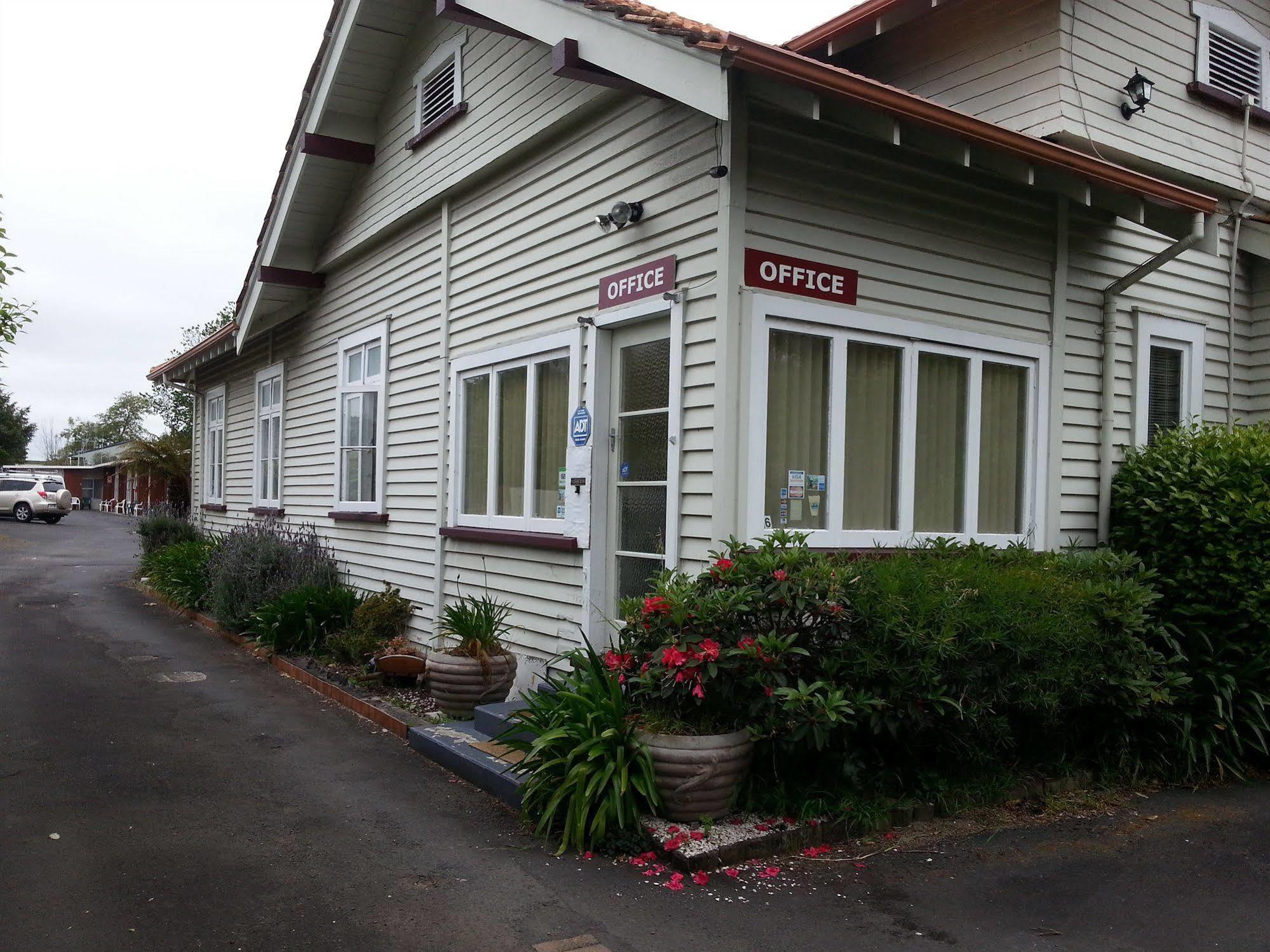 Manhattan Lodge Motel Hamilton Exterior photo